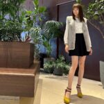Mayu Sugieda Instagram - ☺︎ ada @__ada.official__ のファーベスト🩶 まだまだ暑い夏ですが🏝️ 様々なブランドのコレクションでは… すでに来年の春夏が公開されていたり🫢☺️ 最新ファッションを見逃せない時期になってきた！ このファージレは ← プチプラなのに、高見えで触り心地抜群だし✨ 正直、かなり推したいアイテムです🙊 (はやくたくさん愛用したいから、寒くな〜れ☃️笑) 今なら、zozotownセール開催中！！Max50%off🎉 #ada #エイダ #エイダコーデ
