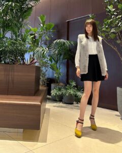 Mayu Sugieda Instagram - ☺︎ ada @__ada.official__ のファーベスト🩶 まだまだ暑い夏ですが🏝️ 様々なブランドのコレクションでは… すでに来年の春夏が公開されていたり🫢☺️ 最新ファッションを見逃せない時期になってきた！ このファージレは ← プチプラなのに、高見えで触り心地抜群だし✨ 正直、かなり推したいアイテムです🙊 (はやくたくさん愛用したいから、寒くな〜れ☃️笑) 今なら、zozotownセール開催中！！Max50%off🎉 #ada #エイダ #エイダコーデ