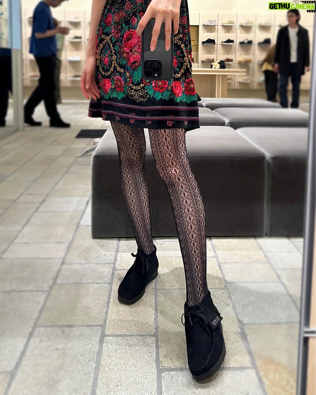Mayu Sugieda Instagram - ☺︎ 大好きな京都にやってきたよーーー🥰 明日6月9日 @clarksoriginals 京都店のオープンに先駆けて リアルストアへ伺わせていただきました👟 スタイリッシュな店内、とっても素敵でした✨ カジュアルとガーリー、どちらのファッションにも👗 自然と馴染んでくれて、履き心地も抜群だし! 足元のオシャレと機能性の両立、本当に大事。 派手なレースタイツを合わせたスタイルも お気に入りなコーディネートになりました🫢🤭 #クラークスオリジナルズ #クラークス #クラークスオリジナルズキョウト #pr