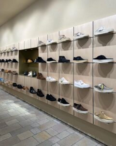 Mayu Sugieda Instagram - ☺︎ 大好きな京都にやってきたよーーー🥰 明日6月9日 @clarksoriginals 京都店のオープンに先駆けて リアルストアへ伺わせていただきました👟 スタイリッシュな店内、とっても素敵でした✨ カジュアルとガーリー、どちらのファッションにも👗 自然と馴染んでくれて、履き心地も抜群だし！ 足元のオシャレと機能性の両立、本当に大事。 派手なレースタイツを合わせたスタイルも お気に入りなコーディネートになりました🫢🤭 #クラークスオリジナルズ #クラークス #クラークスオリジナルズキョウト #pr