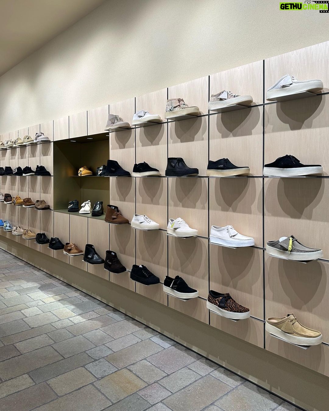 Mayu Sugieda Instagram - ☺︎ 大好きな京都にやってきたよーーー🥰 明日6月9日 @clarksoriginals 京都店のオープンに先駆けて リアルストアへ伺わせていただきました👟 スタイリッシュな店内、とっても素敵でした✨ カジュアルとガーリー、どちらのファッションにも👗 自然と馴染んでくれて、履き心地も抜群だし! 足元のオシャレと機能性の両立、本当に大事。 派手なレースタイツを合わせたスタイルも お気に入りなコーディネートになりました🫢🤭 #クラークスオリジナルズ #クラークス #クラークスオリジナルズキョウト #pr
