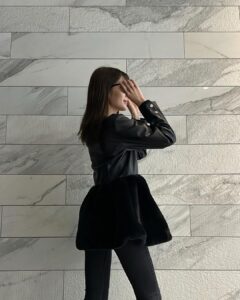 Mayu Sugieda Instagram - ☺︎ 3枚目の写真は、おまけで載せておきます🫨🤭💓🌪️(笑) 最近、一気に夜が寒くなってきましたね… お昼から現場の時など、お洋服すごく悩みます。。 そろそろファーを着たいなと思って @threefourtime_official のジャケットを早速！ とっても軽くて、可愛いんです🏃‍♀️ その他のお洋服やアイテム達も タグ付けしてみましたよーーーっ☺️📣 ・ お肌＆眉は、変わらず💐 @une_fleur_eyebrow にて skin @une_fleur_natsune さん eyebrow @une_fleur_yurika さん お二人にお世話になっています！！ 大切な撮影もありましたが 実際の状態も！さらに気分も！上がるくらい🔥 調子良く過ごせていて、感謝です🥹🫶 ・ そして スキンケアブランドSMOREのアイテムも大活躍中✨ 「Less is more. (少ないほど美しく) 」という発想に惹かれて リニューアルしてから、初めて使わせていただいたのですが 正直、代表cocoさんの熱い思いがすご過ぎて…！！！ (そんなcocoさんが好き。もっと直接話してみたい🙊笑) その思いと比例するように、一つひとつに良さが詰まっていて🍀 まずはお肌のいらないものを“捨てる”大切さを実感しています💆‍♀️ 早めのケアを大切に、歳を重ねる毎に美肌を目指したい。 ・ #ファッション #ブラックコーデ #オールブラック #コーデ #レディースファッション #綺麗めコーデ #fashion #ootd #outfit #Japanese #sunglasses #skincare #skin #cleansing #white #care #thankyou #threefourtime #スリーフォータイム #洋服 #PR