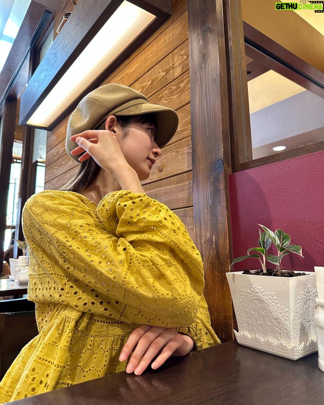 Mayu Sugieda Instagram - ☺︎ お散歩コーデ💛💛💛💛💛 母のキャスケットを被って、お出掛け🤭(笑) 大好きなカラー! @titivatejp の黄色🍋 このコットンワンピースは ボリューム感が可愛いながらも 軽くて楽チンで最高なのです☁️✨ ギャザーのおかげで ぺたんこ靴でも脚長効果が発生中!! 着丈が足りない人向けという良心的サイズ MTをセレクトして着用しています🙈⭐️⭐️ 春の元気なお花達を観に行きたいなぁーー🌼🌼🌼 #titivate #ティティベイト #titivatestyle #タイアップ #ギャザーボリュームコットンレースワンピース #大人カジュアル #春コーデ #トレンドコーデ #骨格ナチュラル #ブルベコーデ #ブルべ夏