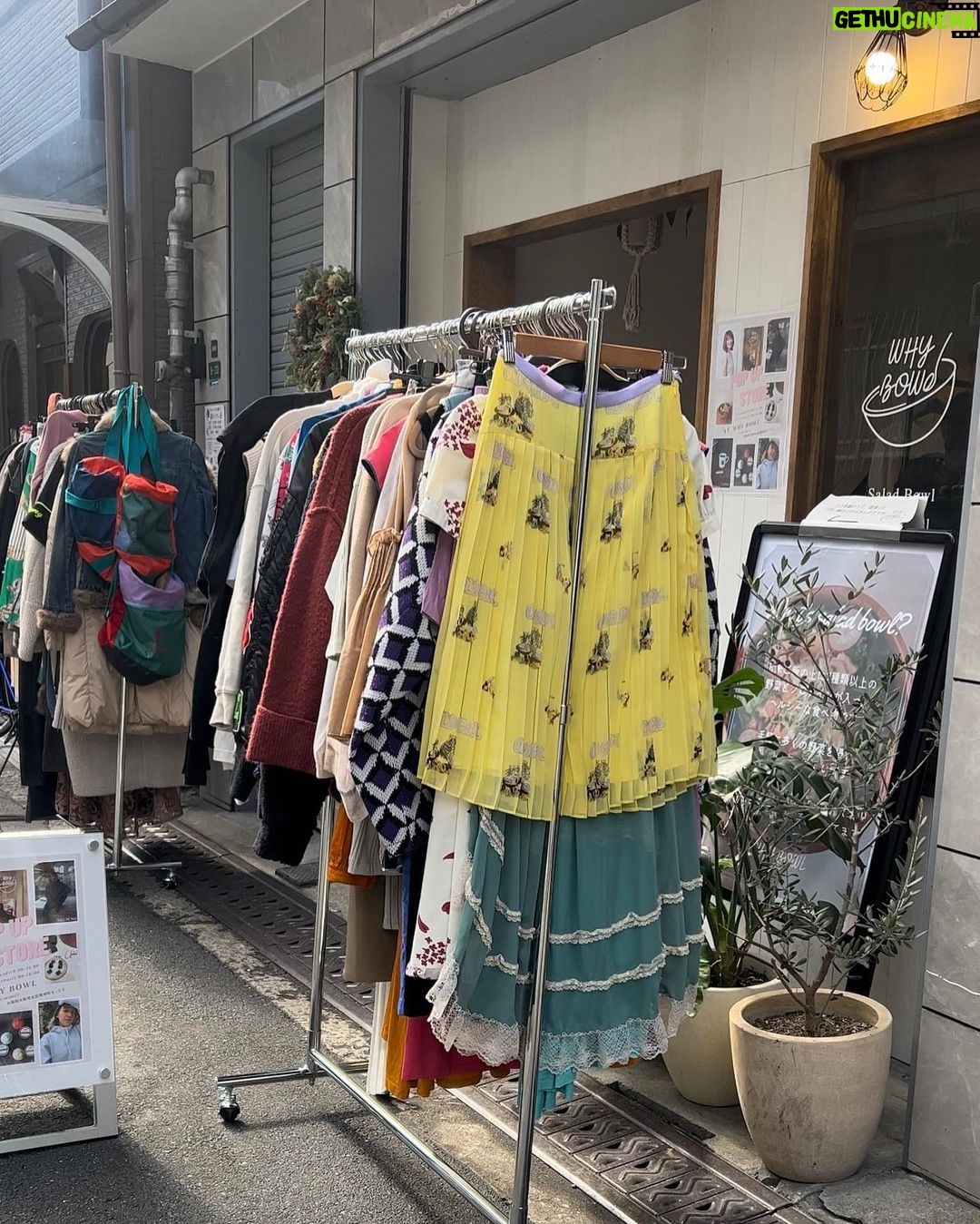 Mayu Sugieda Instagram - ☺︎ 改めまして POP UP STORE in大阪🌈 2/22、23の二日間限定イベントに ご来場いただきまして 誠にありがとうございました! 足を運んでいただいた皆様 楽しんでいただけましたでしょうか✨? 初、大阪でのフリーマーケット。 初、様々なお店とのコラボ開催。ということもあり 自身のお仕事と並走で慌ただしい準備の中 ドキドキで迎えた当日だったのですが😌 沢山の方々にご来場いただけて、本当に嬉しかったです🙏 さらに 来場者の皆様…出店者の皆様… 会場に集うみんなの笑顔や 楽しんでいらっしゃる様子を目にすることができ とても温かい気持ちをいただきました🌈🌈 そして なによりは、リアルイベントとして!! 普段から応援いただいている皆様に 会える機会をつくれたこと🌻 久し振りにお会いできた方々も… 初めてお会いできた方々も… 大切なお時間を割いて来てくださり 心からありがとうございました。 遠方からの方々もいらっしゃったりで 一番遠い方は福島県から😭😭 もうなんと御礼を申し上げればいいものか、、、 幸せいっぱいの二日間となりました👏 二人三脚してくれた @achaaaan_cks 👭 温かい空間と美味しいサラダボウル @whybowl_osaka 🥗 デザインも素材も最高なブランド @makememad_official 👗 可愛過ぎる、激推しハンドメイドアクセ @unelma_handmade 🪡 愛とこだわりの詰まったコーヒーや軽食 @cup.of.talk.coffee.kotoen ☕️ 本格的で熱い想いを兼ね備えた絶品ジェラート @florgelato_osaka 🍨 今回出店いただきました 愛溢れる&素敵なお人柄の最強メンバー💪にも 引き続き、ご注目下さい🌈🌈🌈 ありがとうございました!!!!!! 皆様、またお会いしましょう🥳🥳🥳🥳🥳