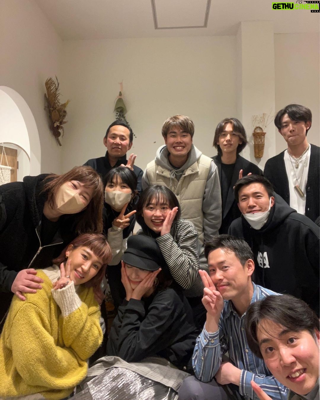 Mayu Sugieda Instagram - ☺︎ 改めまして POP UP STORE in大阪🌈 2/22、23の二日間限定イベントに ご来場いただきまして 誠にありがとうございました! 足を運んでいただいた皆様 楽しんでいただけましたでしょうか✨? 初、大阪でのフリーマーケット。 初、様々なお店とのコラボ開催。ということもあり 自身のお仕事と並走で慌ただしい準備の中 ドキドキで迎えた当日だったのですが😌 沢山の方々にご来場いただけて、本当に嬉しかったです🙏 さらに 来場者の皆様…出店者の皆様… 会場に集うみんなの笑顔や 楽しんでいらっしゃる様子を目にすることができ とても温かい気持ちをいただきました🌈🌈 そして なによりは、リアルイベントとして!! 普段から応援いただいている皆様に 会える機会をつくれたこと🌻 久し振りにお会いできた方々も… 初めてお会いできた方々も… 大切なお時間を割いて来てくださり 心からありがとうございました。 遠方からの方々もいらっしゃったりで 一番遠い方は福島県から😭😭 もうなんと御礼を申し上げればいいものか、、、 幸せいっぱいの二日間となりました👏 二人三脚してくれた @achaaaan_cks 👭 温かい空間と美味しいサラダボウル @whybowl_osaka 🥗 デザインも素材も最高なブランド @makememad_official 👗 可愛過ぎる、激推しハンドメイドアクセ @unelma_handmade 🪡 愛とこだわりの詰まったコーヒーや軽食 @cup.of.talk.coffee.kotoen ☕️ 本格的で熱い想いを兼ね備えた絶品ジェラート @florgelato_osaka 🍨 今回出店いただきました 愛溢れる&素敵なお人柄の最強メンバー💪にも 引き続き、ご注目下さい🌈🌈🌈 ありがとうございました!!!!!! 皆様、またお会いしましょう🥳🥳🥳🥳🥳
