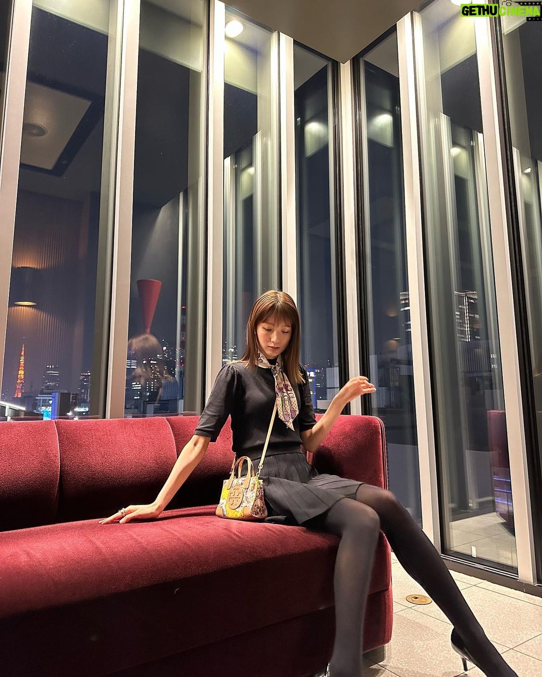 Mayu Sugieda Instagram - ☺︎ 写真を振り返ってみると… 東京タワーが映り込んでいる! 何度見ても、とても綺麗で大好き🗼💕 黒を着たい!気分だった日😉 小物達の柄も好みなものばかり。 友達と晩御飯を食べ終わった後に… 張り切って、わざわざパンケーキを食べに行ったのは そういう日もある🫢ということで🥞(笑) #東京タワー #ootd #outfit #ファッション #私服 #黒 #柄 #小物 #女子会 #晩御飯 #パンケーキ #関西弁 #笑 Tokyo Japan
