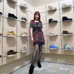 Mayu Sugieda Instagram - ☺︎ 大好きな京都にやってきたよーーー🥰 明日6月9日 @clarksoriginals 京都店のオープンに先駆けて リアルストアへ伺わせていただきました👟 スタイリッシュな店内、とっても素敵でした✨ カジュアルとガーリー、どちらのファッションにも👗 自然と馴染んでくれて、履き心地も抜群だし！ 足元のオシャレと機能性の両立、本当に大事。 派手なレースタイツを合わせたスタイルも お気に入りなコーディネートになりました🫢🤭 #クラークスオリジナルズ #クラークス #クラークスオリジナルズキョウト #pr