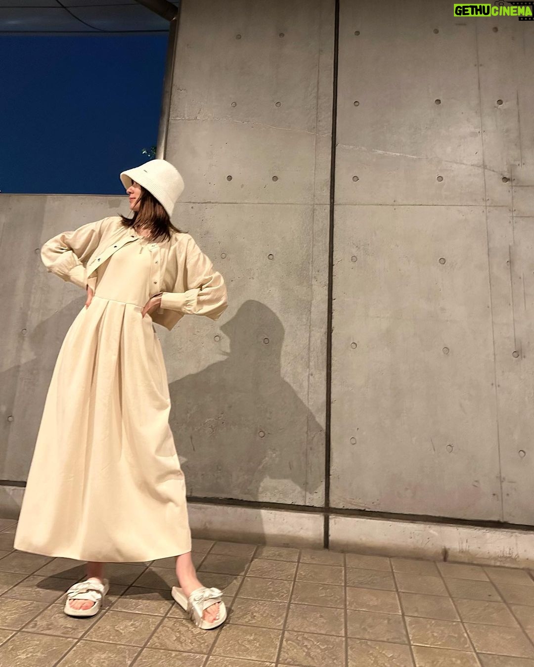 Mayu Sugieda Instagram - ☺︎ ライトベージュのニットワンピとブルゾン! 同系色コーデは、より女性らしい印象になる気がする!! シルエットが綺麗なのとシアー素材の抜け感が可愛い :) 今の時期、昼間は暑いけど、夜の肌寒さにも活躍◎ ラストは、ノースリーブでも撮ってみたパターンだよ〜 ホワイトのバケットハットは、お友達とお揃い♡ 新大久保で買ったよー!使い勝手抜群の優秀アイテム。 ONE PIECE、CARDIGAN / @titivatejp HAT / no brand SANDAL / #FENTY #PUMA by #Rihanna #titivate #ティティベイト #titivatestyle #タイアップ #タックニットワンピース #シアーカーディガンブルゾン #大人カジュアル #春コーデ #トレンドコーデ #骨格ナチュラル #ブルベコーデ #ブルべ夏 Tokyo Japan