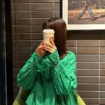 Mayu Sugieda Instagram - ☺︎ つい、キャンディースリーブの袖を見せたくなる🫢☺️ 胸元の切り替えから広がるギャザーも可愛い！🙌 ・ 2枚目以降は… カフェのテーブルにあった霞草ちゃんを すっぴんのお顔の前あたりに 鎮座していただくスタイルで🍰(笑) ・ ・ 💚💚💚💚💚💚💚 @titivatejp #キャンディースリーブギャザーブラウス #titivate #ティティベイト #titivatestyle #タイアップ #大人カジュアル #春コーデ #トレンドコーデ #骨格ナチュラル #ブルベコーデ #ブルべ夏