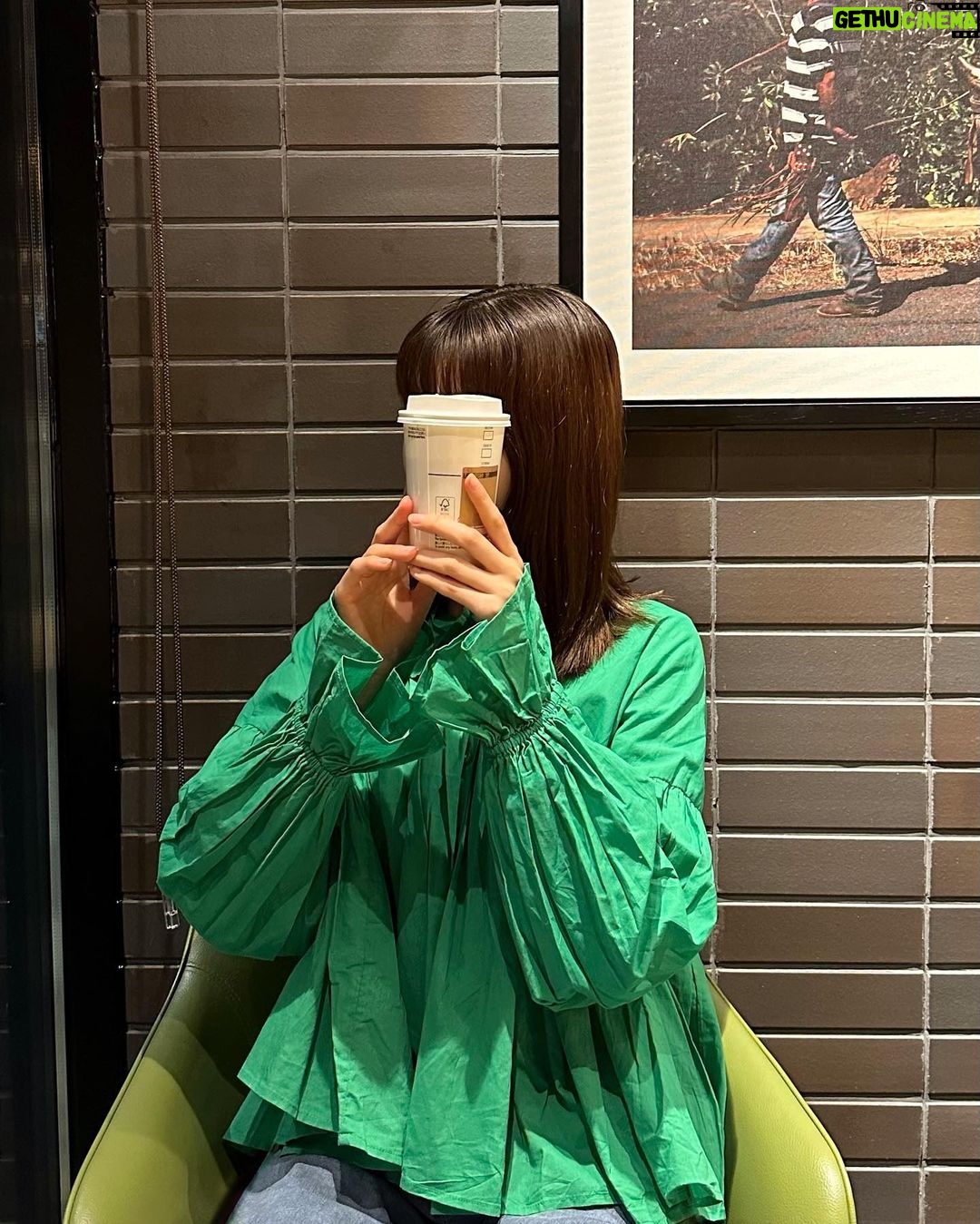 Mayu Sugieda Instagram - ☺︎ つい、キャンディースリーブの袖を見せたくなる🫢☺️ 胸元の切り替えから広がるギャザーも可愛い!🙌 ・ 2枚目以降は… カフェのテーブルにあった霞草ちゃんを すっぴんのお顔の前あたりに 鎮座していただくスタイルで🍰(笑) ・ ・ 💚💚💚💚💚💚💚 @titivatejp #キャンディースリーブギャザーブラウス #titivate #ティティベイト #titivatestyle #タイアップ #大人カジュアル #春コーデ #トレンドコーデ #骨格ナチュラル #ブルベコーデ #ブルべ夏