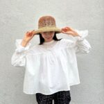 Mayu Sugieda Instagram - ☺︎ 皆さん、体調はいかがですか😌？ なぜかまだ寒い日と暖かい日を繰り返しているような気候が続いているので、お身体ご自愛ください💐 この日の私服は、キャンディースリーブが可愛い白ブラウスがポイント！ レースの黒ボトムスは、学生時代から履いています😬🤐 私が着ているのを見て、祖母も着てみたい🌟とのことで、二人で兼用しています✨✨ (おばあちゃん、似合っていて可愛いんだよ。)🤍🤍🤍 @titivatejp #キャンディースリーブギャザーブラウス #titivate #ティティベイト #titivatestyle #タイアップ #大人カジュアル #春コーデ #トレンドコーデ #骨格ナチュラル #ブルベコーデ #ブルべ夏 Osaka, Japan