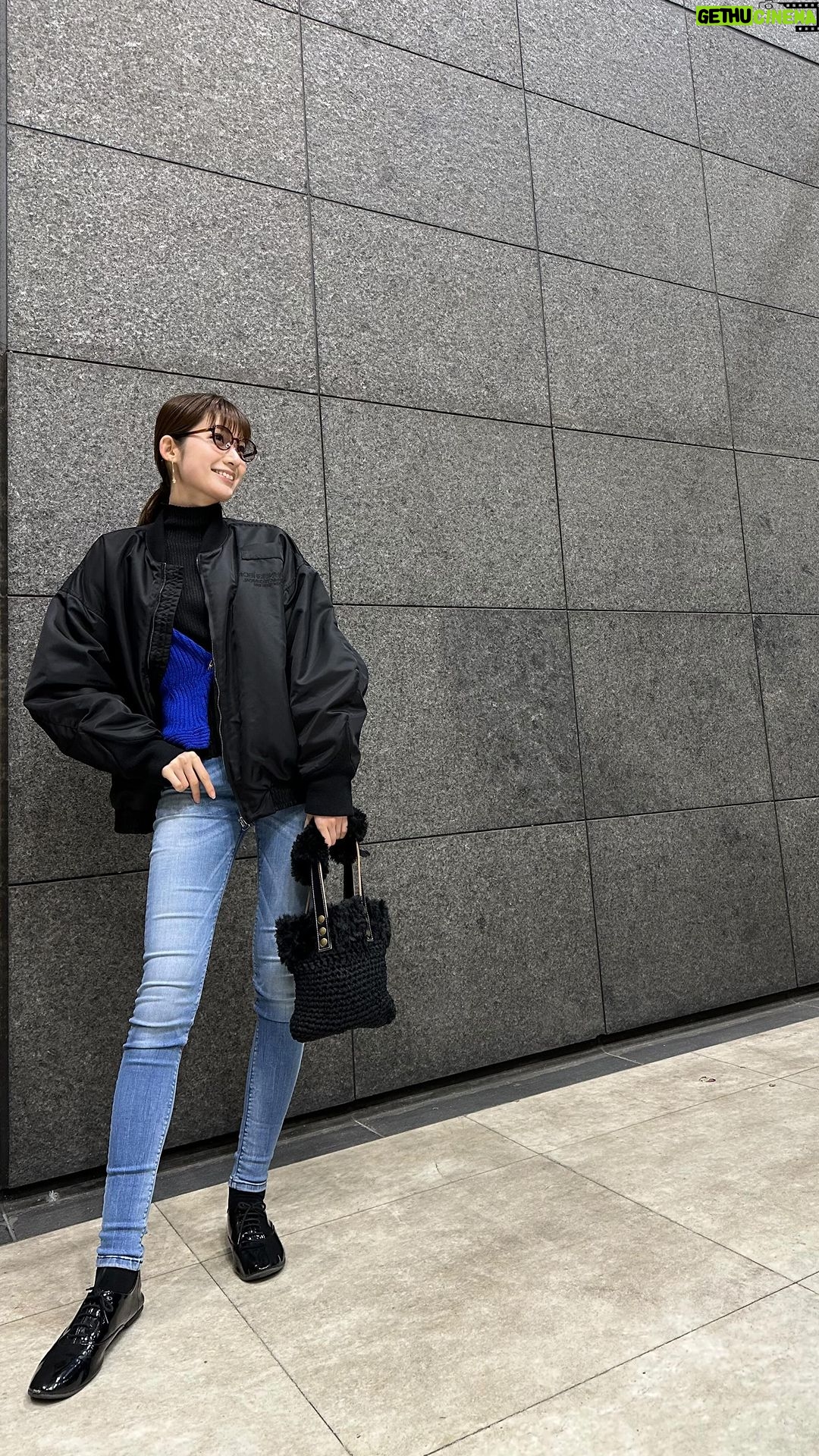 Mayu Sugieda Instagram - ☺︎ #スギエダノシフク ! この日の気分は… ビッグシルエットのMA-1 🕶 鮮やかなブルーニットも 差し色でお気に入りです💙💙💙 リールの投稿、好評みたいで嬉しい☺️ Instagram ver.で載せてみますね🎞✨ 全く違うムービーなので よかったらTwitter ver.も観て下さい🕊 ストーリーズから飛べるよー!! ・ ・ ・ #MA-1 / #KATHARINEHAMNETT #cardigan / #LillyBrown knit / #UNIQLO #jeans / #REPLAY #shoes / LaNeuve #bag / ? ( import ) ・ ・ ・ #ootd #outfit #fashion #diarylook #ファッション #コーデ #カジュアルコーデ #メンズライク #メンズライクコーデ #レディースファッション #コーデ紹介 #前髪 #ポニーテール #イヤリング #メガネ #サングラス #ジーンズコーデ #オーバーサイズ #ファッションモデル #杉枝真結 Tokyo Japan