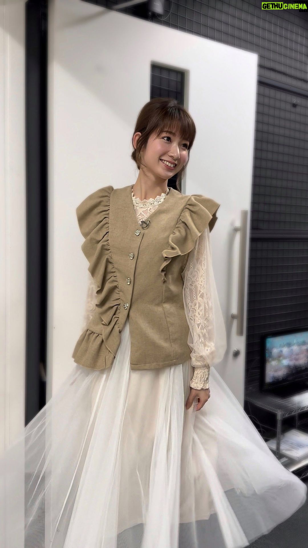 Mayu Sugieda Instagram - ☺︎ 生放送の本番前🌸 チュールスカートがふわふわで可愛いね🫶 お顔は、まだ少しだけ寝起き感あるけど🤭(笑) #ootd #outfit #fashion #coordinate #dailylook #Japan #Tokyo #Japanese #skirt #前髪 #シンプルコーデ #カジュアルコーデ #ガーリーコーデ #カールヘア #ハーフアップ #生放送 #本番前 #ファッションモデル #杉枝真結 Osaka, Japan