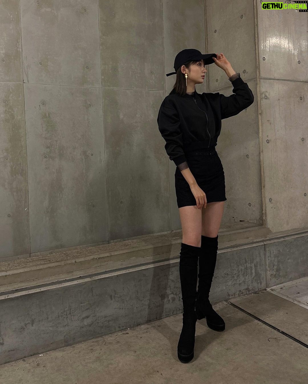 Mayu Sugieda Instagram - ☺︎ All Black. ・ ・ ・ この距離感でも、まつ毛クルンとしてるね☺️💕 ビューラーしなくても、この仕上がりだし! お肌も徐々に揺るがなくなってきた気がするよー!! 安定してきて、毎日幸せで嬉しいです🫶 お肌は @une_fleur_ryoko さんに まつ毛と眉毛は @une_fleur_maria さんに 昨年、たくさんお世話になりました🐩 急遽 @une_fleur_emi さんにも🌼 お仕事に合わせて、整えてもらったりも 本当に感謝です。。🥹✨ 外見やファッションだけでなく インナービューティーも心掛けながら🌱 女の子をめいいっぱい楽しみたいと思います!!! 🖤 @une_fleur_eyebrow 👀 @une_fleur_eyelash
