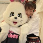 Mayu Sugieda Instagram - ☺︎ このコラボと流れ、面白過ぎたので🤣🫶 ジワジワ、最後まで絶対に見てほしいです…！笑 ヘアメイクさんに ステージのオフショットを撮影してもらっていたら まさかのめざめちゃんが登場💓✨ 全く知らなくて、気付いていなくて🥹🫢 ヘアメイクさんに「後ろにめざめちゃん👏」と言われて わあ！ってなった瞬間の私の動きの速さも なかなかの動きでジワる。笑笑 そして めざめちゃんに追いついてからの 二人のわちゃわちゃどうしよう感👭 ふたりで居る時のほっこりな空気感が きっと皆さんにも伝わるような気がします🌷🌷 可愛くて、心優しくて、大大大好きなめざめちゃん✨ 結婚発表の瞬間の映像を振り返っても 一番に秒速で飛んできて抱きしめてくれていて、、、 めざめちゃんの温かさが、心に沁みました😭😭💐 🐰 #めざめちゃん × #杉枝真結 👸🏻 万博記念公園