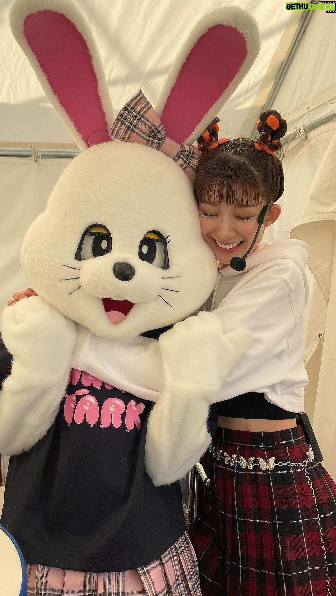 Mayu Sugieda Instagram - ☺︎ このコラボと流れ、面白過ぎたので🤣🫶 ジワジワ、最後まで絶対に見てほしいです…!笑 ヘアメイクさんに ステージのオフショットを撮影してもらっていたら まさかのめざめちゃんが登場💓✨ 全く知らなくて、気付いていなくて🥹🫢 ヘアメイクさんに「後ろにめざめちゃん👏」と言われて わあ!ってなった瞬間の私の動きの速さも なかなかの動きでジワる。笑笑 そして めざめちゃんに追いついてからの 二人のわちゃわちゃどうしよう感👭 ふたりで居る時のほっこりな空気感が きっと皆さんにも伝わるような気がします🌷🌷 可愛くて、心優しくて、大大大好きなめざめちゃん✨ 結婚発表の瞬間の映像を振り返っても 一番に秒速で飛んできて抱きしめてくれていて、、、 めざめちゃんの温かさが、心に沁みました😭😭💐 🐰 #めざめちゃん × #杉枝真結 👸🏻 万博記念公園