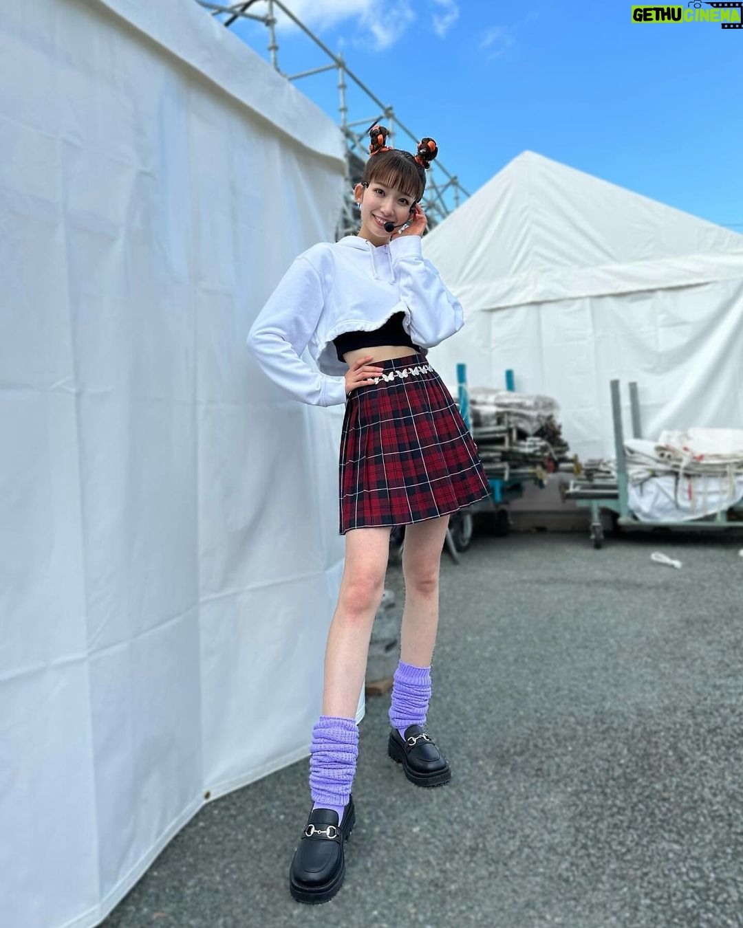 Mayu Sugieda Instagram - ☺︎ #おはパー での思い出🌞💓 会場には、なんと“5万2千人”もの方々が✨ ご来場くださったということで!!!!! 本当にありがとうございました🥹🫶 大好きな皆さんとの集合写真を 一気にドンと載せちゃいます〜📸 本当にお一人お一人との思い出を書きたいくらいだけど きっと写真から伝わっているはずなので 10枚目まで絶対に見て下さい🤣😂🥹🥹🥹笑 素敵な記事もUPされていたので よかったら読んで下さい👇🌈🥰 abc-magazine.asahi.co.jp/post-11254/ ・ 今回 #おは朝バンド のNEWメンバーとして🥁🎸🎹 #歌って踊るコーラス隊 を🎙️ #澤田有也佳 アナウンサーと #めざめちゃん と 三人で全力で奮闘しながら そして楽しみながら頑張りました👭🐰 #ヒャダイン さんの楽曲で #パワーパフボーイズ の御三方の振付という もう最高に幸せな機会をいただきまして… なによりお越しくださった皆様と楽しめた空間!! こんなにも幸せなことはありませんでした🥳🤩 また一緒に踊りたいし、歌いたい〜🎤💃 この日を活力に、これからも頑張りますよ🌈🌈