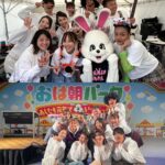 Mayu Sugieda Instagram - ☺︎ #おはパー での思い出🌞💓 会場には、なんと“5万2千人”もの方々が✨ ご来場くださったということで！！！！！ 本当にありがとうございました🥹🫶 大好きな皆さんとの集合写真を 一気にドンと載せちゃいます〜📸 本当にお一人お一人との思い出を書きたいくらいだけど きっと写真から伝わっているはずなので 10枚目まで絶対に見て下さい🤣😂🥹🥹🥹笑 素敵な記事もUPされていたので よかったら読んで下さい👇🌈🥰 abc-magazine.asahi.co.jp/post-11254/ ・ 今回 #おは朝バンド のNEWメンバーとして🥁🎸🎹 #歌って踊るコーラス隊 を🎙️ #澤田有也佳 アナウンサーと #めざめちゃん と 三人で全力で奮闘しながら そして楽しみながら頑張りました👭🐰 #ヒャダイン さんの楽曲で #パワーパフボーイズ の御三方の振付という もう最高に幸せな機会をいただきまして… なによりお越しくださった皆様と楽しめた空間！！ こんなにも幸せなことはありませんでした🥳🤩 また一緒に踊りたいし、歌いたい〜🎤💃 この日を活力に、これからも頑張りますよ🌈🌈