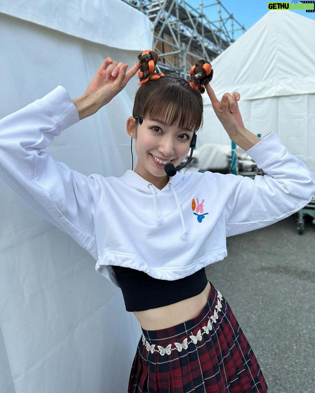 Mayu Sugieda Instagram - 【ご報告】 いつも応援いただいている皆様に、まずは心より感謝申し上げます。 私事で大変恐縮ではございますが、「おは朝パーク 2023」のラストステージにて発表させていただきましたとおり、先日、一般男性と結婚いたしました。 ラストステージでの大切なお時間をいただき、本当にありがとうございました。 実は、私自身も、まさか今日のライブ中のステージ上で発表させていただく流れになるとは、昨日まで思ってもいませんでした。 サプライズでの発表となったにもかかわらず、会場にお越しいただいた皆様と関係者の方々に、驚くほどの温かい祝福をいただきまして、大変感激しました。 皆様に笑顔を届けたい一心で頑張ってきましたが、これまでの活動でも、本日の会場でも、返しきれないほどの大きな愛をいただきました。 今後はさらにパワーアップした杉枝真結として、皆様に笑顔と元気をお届けできるように、変わらず一生懸命頑張ってまいりますので、今後とも応援いただけますと幸いです。 突然のご報告となりましたが、これからもよろしくお願いいたします。 2023.11.19 杉枝 真結