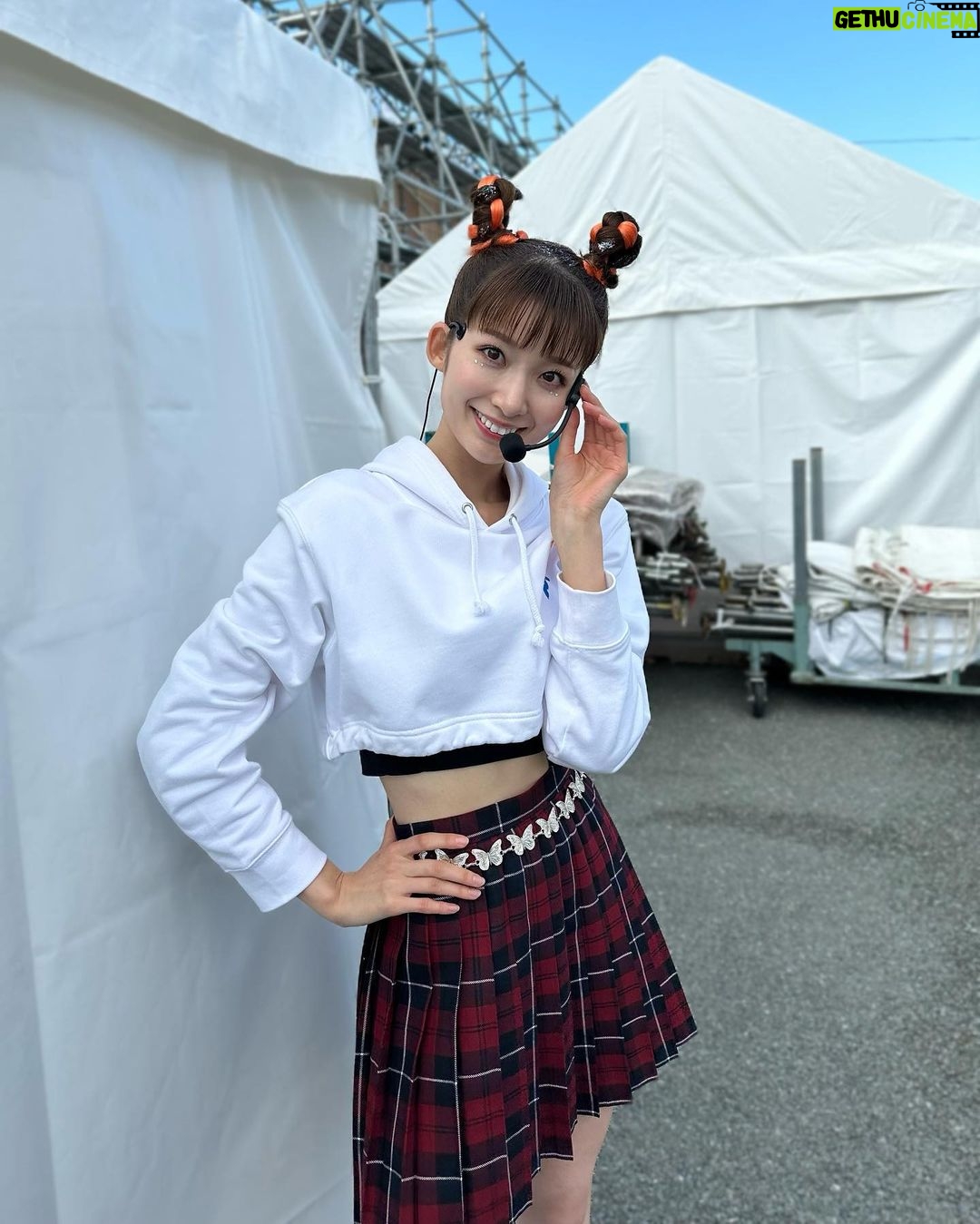 Mayu Sugieda Instagram - 【ご報告】 いつも応援いただいている皆様に、まずは心より感謝申し上げます。 私事で大変恐縮ではございますが、「おは朝パーク 2023」のラストステージにて発表させていただきましたとおり、先日、一般男性と結婚いたしました。 ラストステージでの大切なお時間をいただき、本当にありがとうございました。 実は、私自身も、まさか今日のライブ中のステージ上で発表させていただく流れになるとは、昨日まで思ってもいませんでした。 サプライズでの発表となったにもかかわらず、会場にお越しいただいた皆様と関係者の方々に、驚くほどの温かい祝福をいただきまして、大変感激しました。 皆様に笑顔を届けたい一心で頑張ってきましたが、これまでの活動でも、本日の会場でも、返しきれないほどの大きな愛をいただきました。 今後はさらにパワーアップした杉枝真結として、皆様に笑顔と元気をお届けできるように、変わらず一生懸命頑張ってまいりますので、今後とも応援いただけますと幸いです。 突然のご報告となりましたが、これからもよろしくお願いいたします。 2023.11.19 杉枝 真結