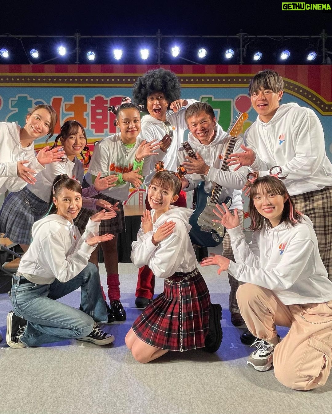 Mayu Sugieda Instagram - 【ご報告】 いつも応援いただいている皆様に、まずは心より感謝申し上げます。 私事で大変恐縮ではございますが、「おは朝パーク 2023」のラストステージにて発表させていただきましたとおり、先日、一般男性と結婚いたしました。 ラストステージでの大切なお時間をいただき、本当にありがとうございました。 実は、私自身も、まさか今日のライブ中のステージ上で発表させていただく流れになるとは、昨日まで思ってもいませんでした。 サプライズでの発表となったにもかかわらず、会場にお越しいただいた皆様と関係者の方々に、驚くほどの温かい祝福をいただきまして、大変感激しました。 皆様に笑顔を届けたい一心で頑張ってきましたが、これまでの活動でも、本日の会場でも、返しきれないほどの大きな愛をいただきました。 今後はさらにパワーアップした杉枝真結として、皆様に笑顔と元気をお届けできるように、変わらず一生懸命頑張ってまいりますので、今後とも応援いただけますと幸いです。 突然のご報告となりましたが、これからもよろしくお願いいたします。 2023.11.19 杉枝 真結
