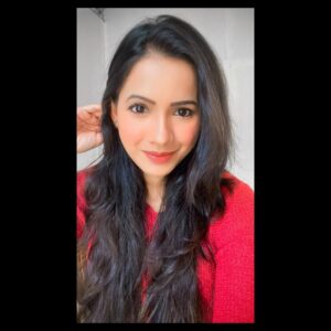 Mayuri Wagh Instagram - She’s a little wildflower, with a lot of warrior underneath…❣️
.
.
.
#staypositive #staystrong #positivevibes #warrior #happylife #happyface #happysoul #mayuriwagh #marathiactress