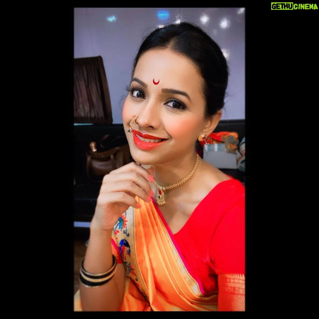 Mayuri Wagh Instagram - आजपासून सुरू होणा-या नवरात्रौत्सवाच्या तुम्हाला व तुमच्या कुटुंबियांना हार्दिक शुभेच्छा… 🙏🏼 . . . #navratri #2023 #day1 #orange #saree #traditional #happyface #happyvibes #happysoul #mayuriwagh #marathiactress