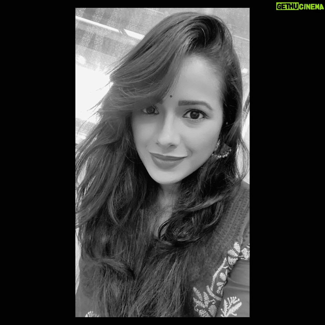 Mayuri Wagh Instagram - Elegance in black and white…❣️ . . . #blacknwhite #elegant #longhair #blessed #blessedlife #positivevibes #happy #happylife #happyvibes #happyface #happysoul #mayuriwagh #marathiactress