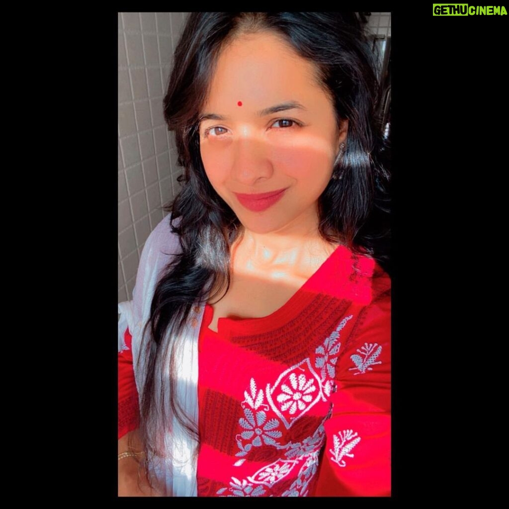 Mayuri Wagh Instagram - Her eyes have their own vocabulary..❣️ . . . #sunkissed #glow #red #eyes #eyestalk #smile #love #positivevibes #believe #magic #happyface #happylife #happysoul #marathiactress #mayuriwagh