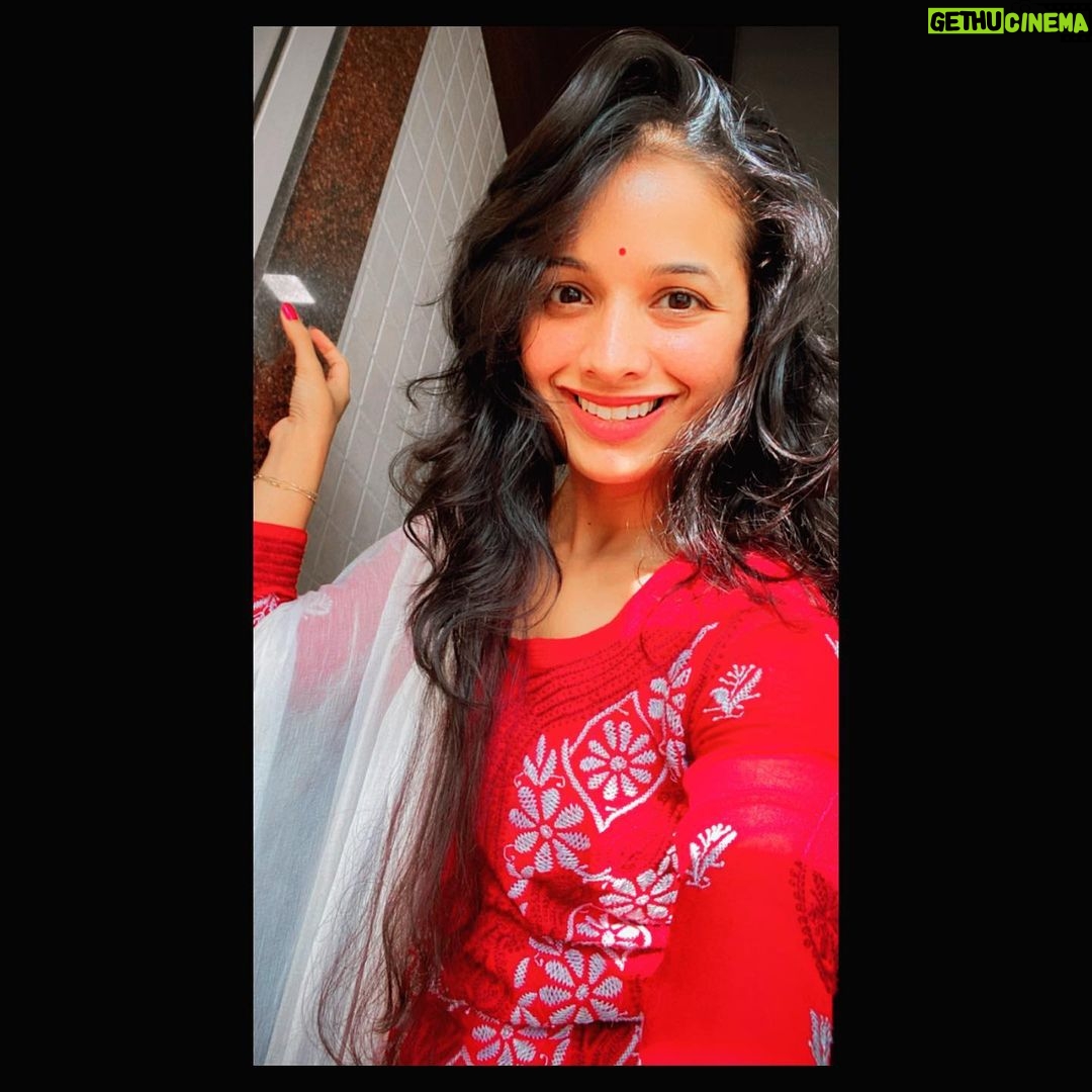 Mayuri Wagh Instagram - Create your own sunshine.. ❣️ . . . #shine #shinebright #bepositive #bebeautiful #beyou #create #magic #happyface #happylife #happysoul #mayuriwagh #marathiactress