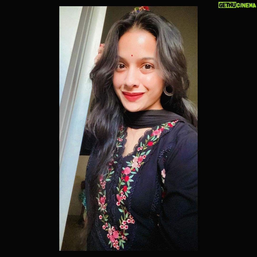 Mayuri Wagh Instagram - You are bouquet of your own happiness…❣️🧿 . . . #behappy #beyourself #bethereasonofyourownhappiness #blackdress #love #black #ethnicwear #positivevibes #believe #magic #glow #happyme #happylife #happyface #happysoul #mayuriwagh #marathiactress