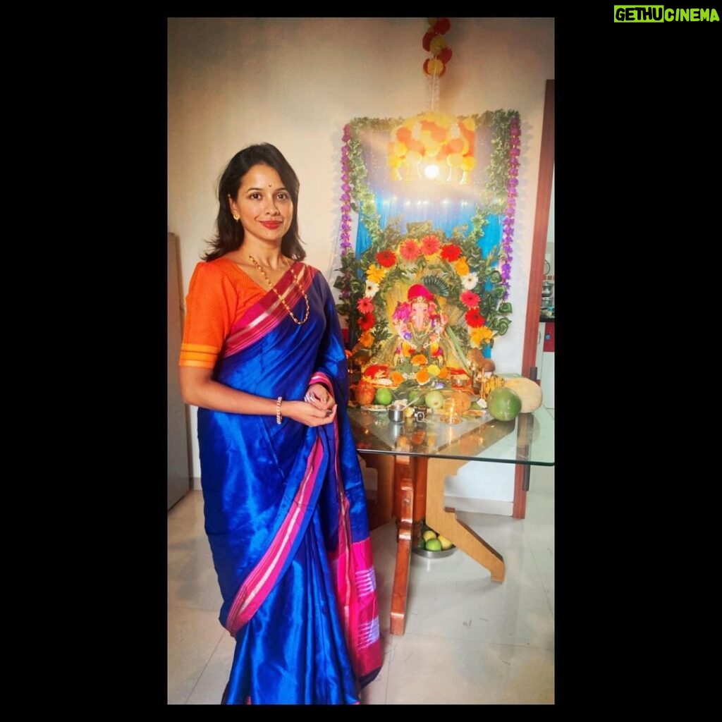Mayuri Wagh Instagram - गणपती बाप्पा मोरया…🙏🏼 Day 1 . Stylist : @piyushakhanvilkar Saree : @rukhwat . #ganpatibappamorya #ganpatifestival #sareelove #tradition #traditionalwear #festivewear #festiveseason #happy #positivevibes #marathiactress #mayuriwagh