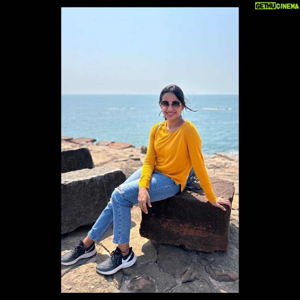 Mayuri Wagh Instagram - Catch me by the sea…❣️ . . . #sea #sealovers #calm #beautiful #peace #peaceofmind #happiness #malwan #fort #kokan #happylife #happyme #happyface #happysoul #mayuriwagh #marathiactress