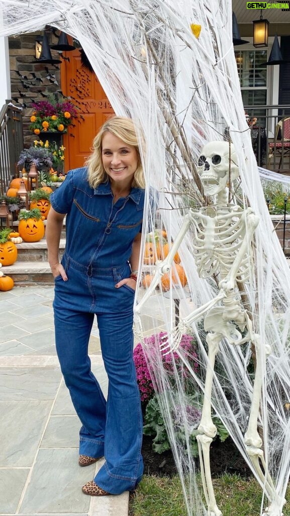 Meaghan B. Murphy Instagram - 👻 HALLOWEEN DIY 🎃 This spooktackular archway as seen on @todayshow & @womansdaymag was one of my all-time favorite projects & so easy to make! How to: 🌳 Find 2 tree branches & stake them in the ground on either side of your walkway 🧵Bend the branches until the tops meet & secure with garden twine 🕸️ Use cobwebs to really secure & shape the branches! Big 🎃 love to @sclagett for challenging me to haunt my yard & @johnbaranellodesign for helping me execute! #halloweendecor #halloween #halloweendiy #halloweenspirit Halloween Headquarters