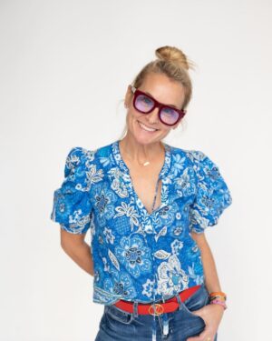 Meaghan B. Murphy Instagram - Time to retire my pumpkin photos 🎃

Help pick my next editor’s letter shot: Glasses or no glasses?! 👓 I’m not wearing any makeup and I “did” my own hair, so I think they’re a nice distraction! 😜

🤓 @caddis_life 
👕 @farmrio 

Yay for new headshots 📸 thanks to @nivea & @yumimatsuostudio

#glasses #glassesfashion #glassesstyle #caddis #editor #headshots