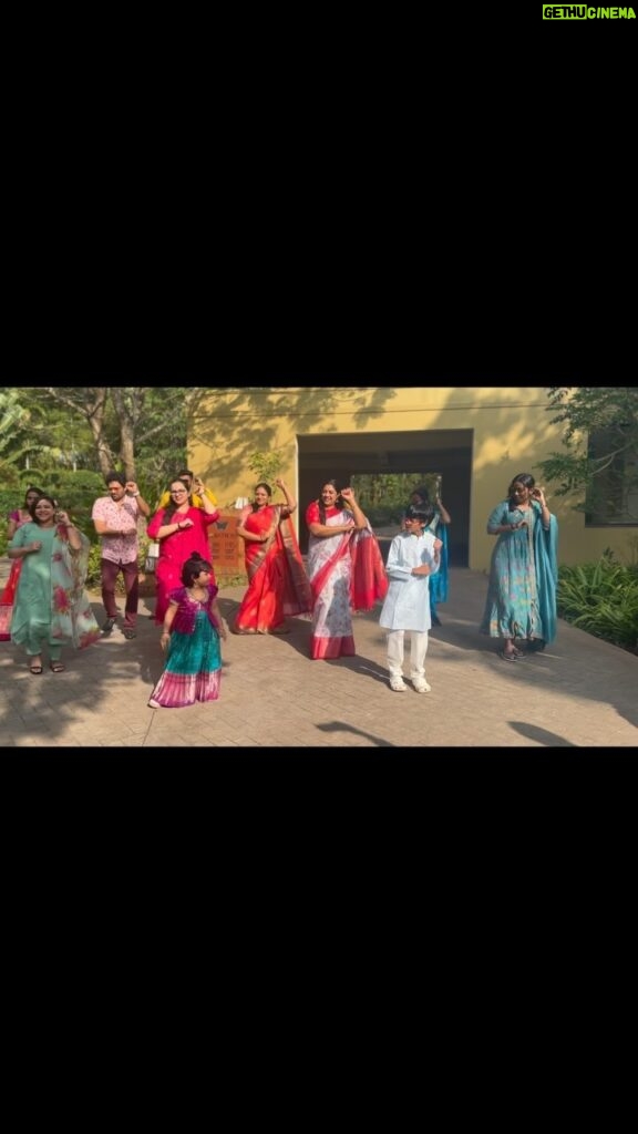 Meera Krishna, Meera Siva Instagram - Happy Pongal to all my dear friends 🤗😄🌹😍 #instadaily #instagood #instalike #instagram #video #reels #instareels #reelsinstagram #pongal #familytime #familyvacation #instareelsindia❤️