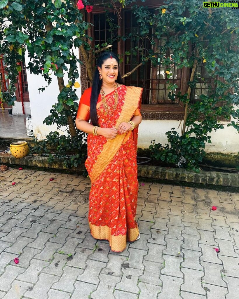 Meera Krishna, Meera Siva Instagram - Happy Pongal 🤩 Beautiful saree @sujaas_studios661 @zeetamizh @zee5tamil #karthigaideepamserial #zeetamil #instagood #instalike #instadaily #instamood #instaupload #southindianfestival #meerakrishna #insta #