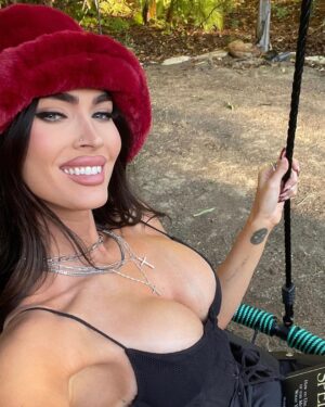 Megan Fox Instagram - Pick me energy 🖤🌙
