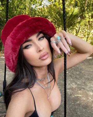Megan Fox Instagram - Pick me energy 🖤🌙