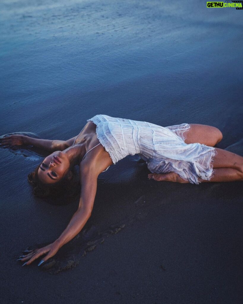 Megan Fox Instagram - offering surf lessons. link in bio