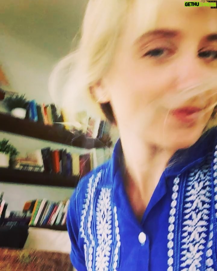 Megan Park Instagram - Am I doing this right 🍑