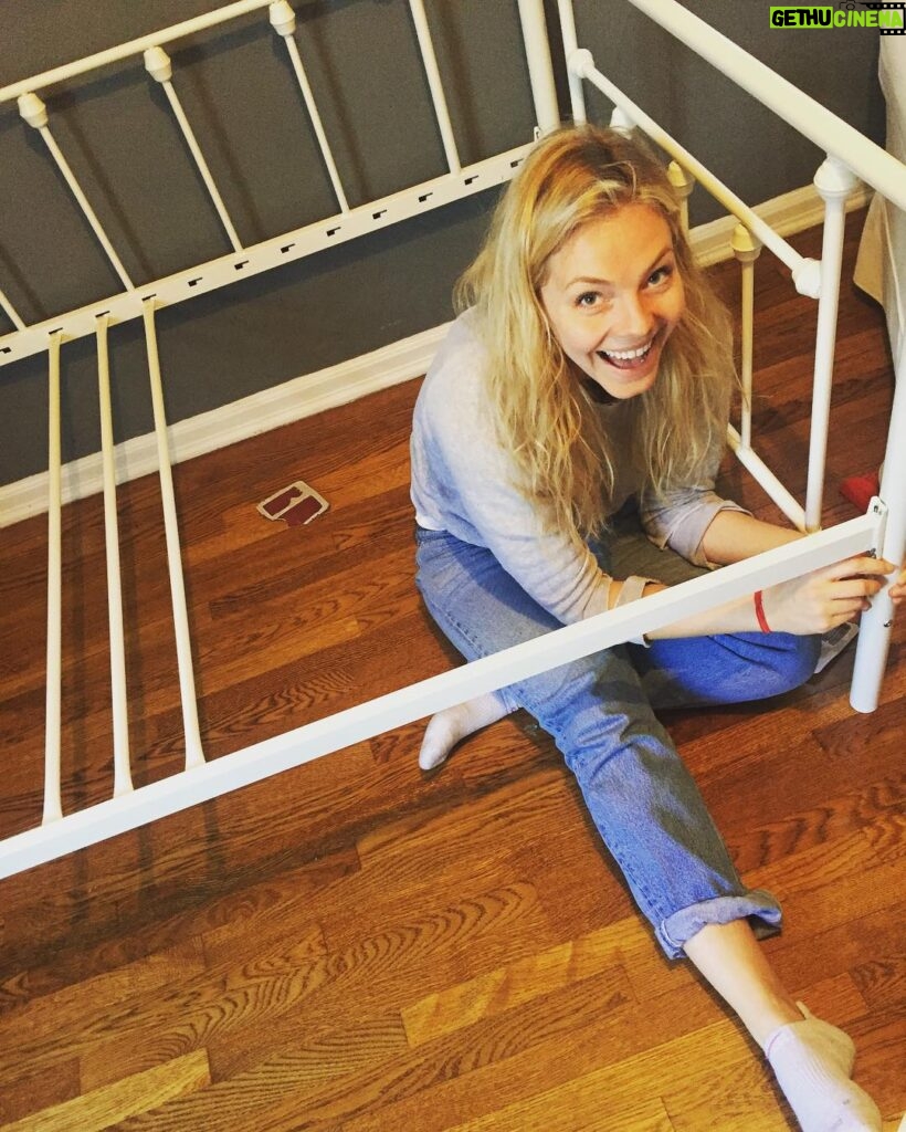 Megan Park Instagram - When your other half is back in LA and comes over to help you put together furniture for the guest room aka: sleepover central @eloise.mumford 😍😍😍