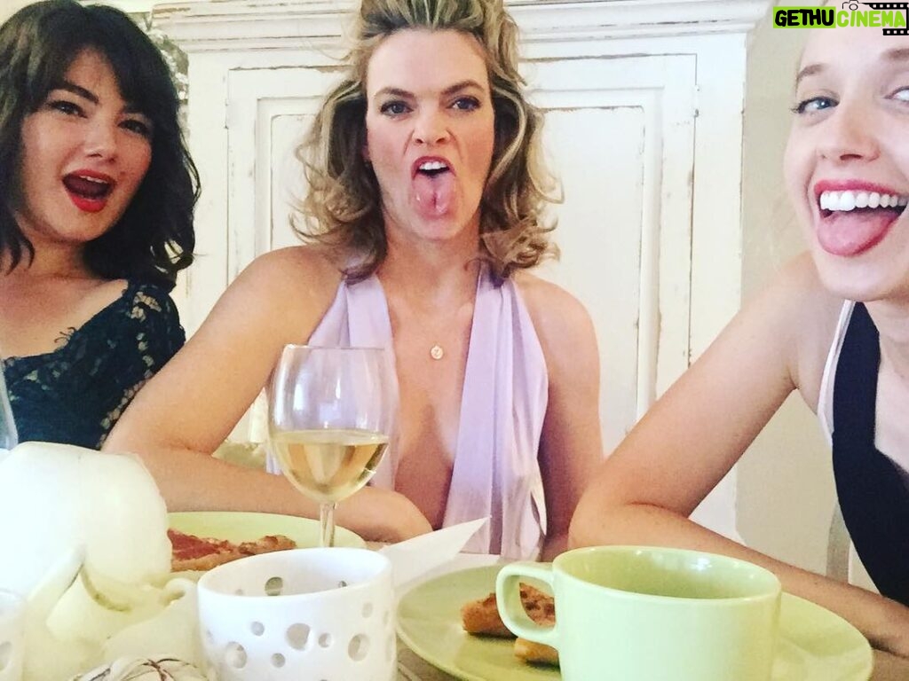 Megan Park Instagram - The adventure continues! Shooting in LA today with MY KWEEN MAMA LOVA @missipyle and @katieboland13 😍😍😍 #wereadultsnow Beachwood Drive