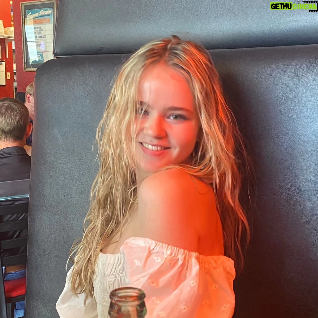 Megan Stott Instagram - Sunny days are never far way ☀️
