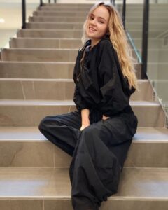 Megan Stott Instagram - No Halloween this year :( but atleast I'm wearing black 🐈‍⬛️