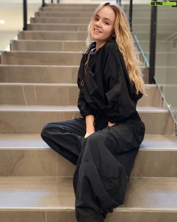 Megan Stott Instagram - No Halloween this year :( but atleast I'm wearing black 🐈‍⬛️