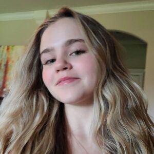 Megan Stott Instagram - Its a no makeup week
(Ft. Me running to play sims 4)