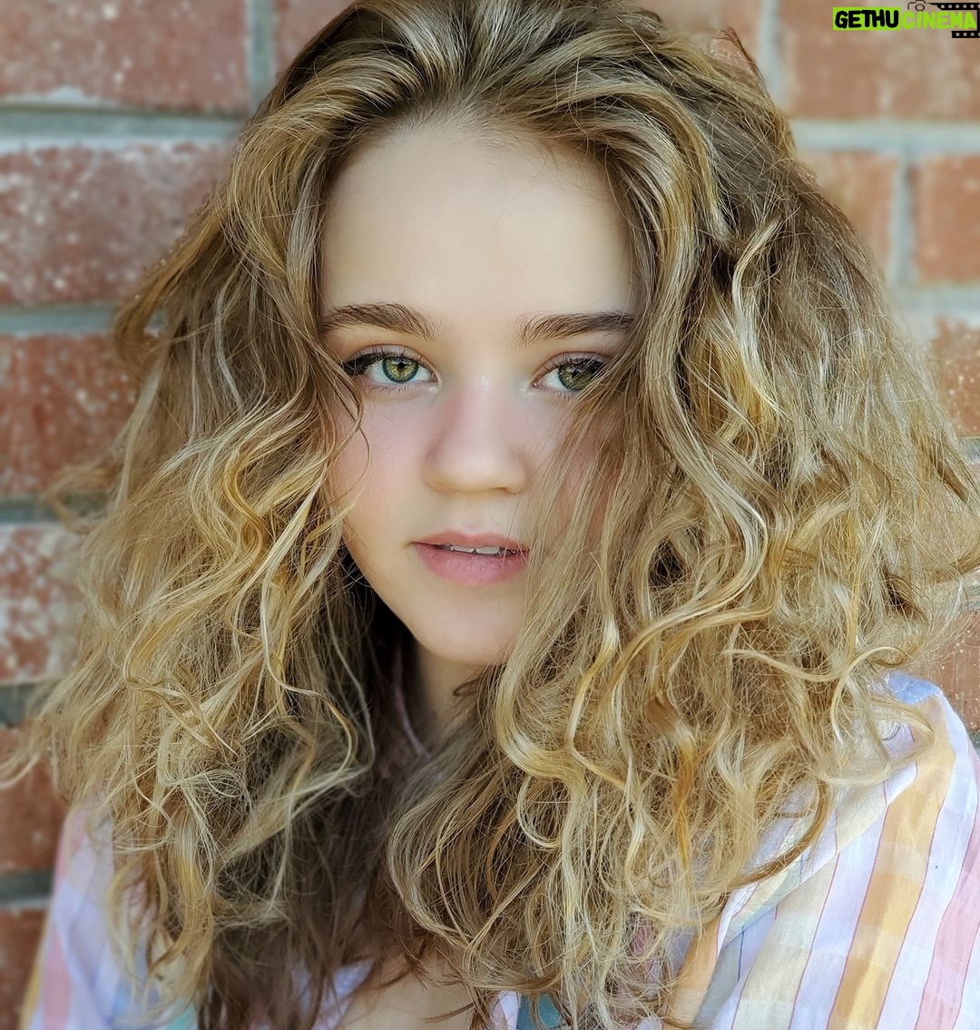 Megan Stott - 5.4K Likes - *Curls*