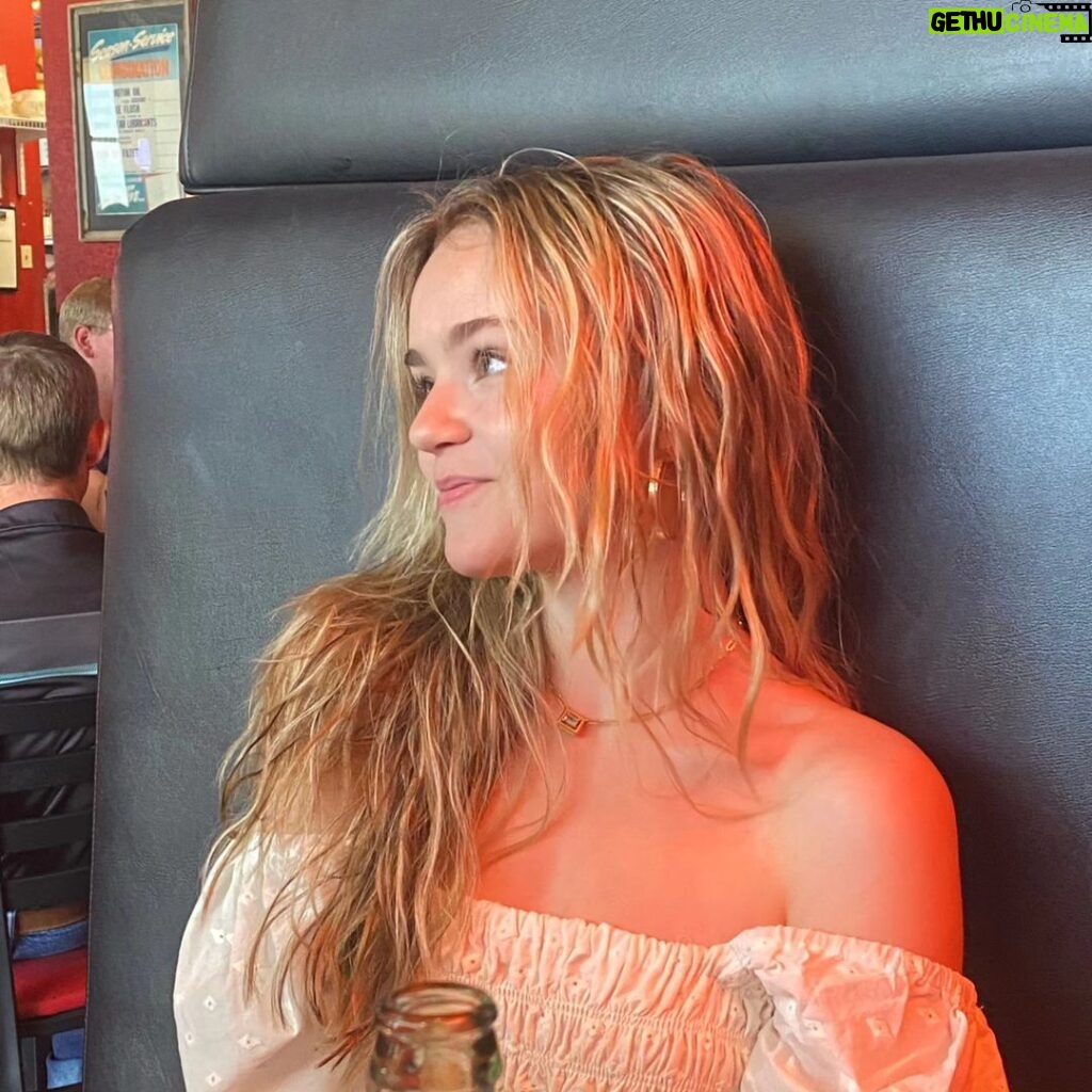 Megan Stott Instagram - Sunny days are never far way ☀️