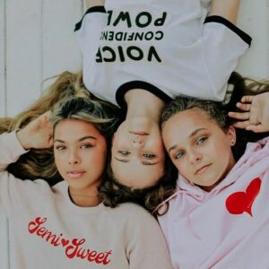 Megan Stott Instagram - Voice Confidence Power - @abigaildrapergirl ❤❤❤
.
.
.
@lillykphotography @adoramuchi